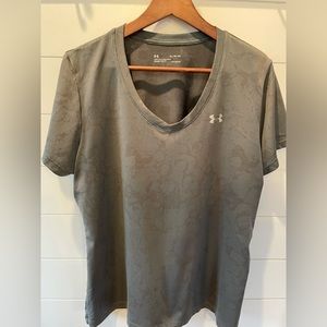 Under Armour Women’s V-Neck Gray with a design embedded in. Size XL